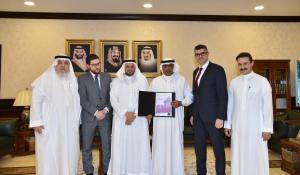 UQU President Receives MoU between English Language Center and Oxford University Press 